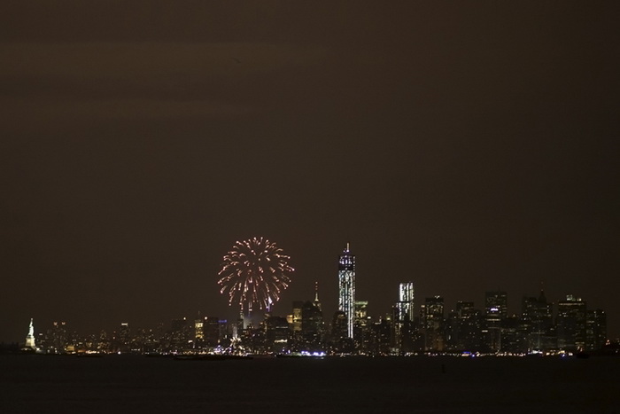 Праздничные фейерверки на Новый год в Нью-Йоркской гавани. Фото: Deborah Yun/Великая Эпоха (The Epoch Times)